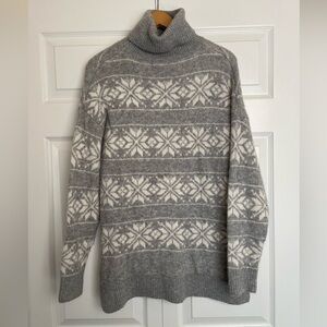 Cupcakes & Cashmere soft gray snowflake loose fitting M sweater in gray, white.